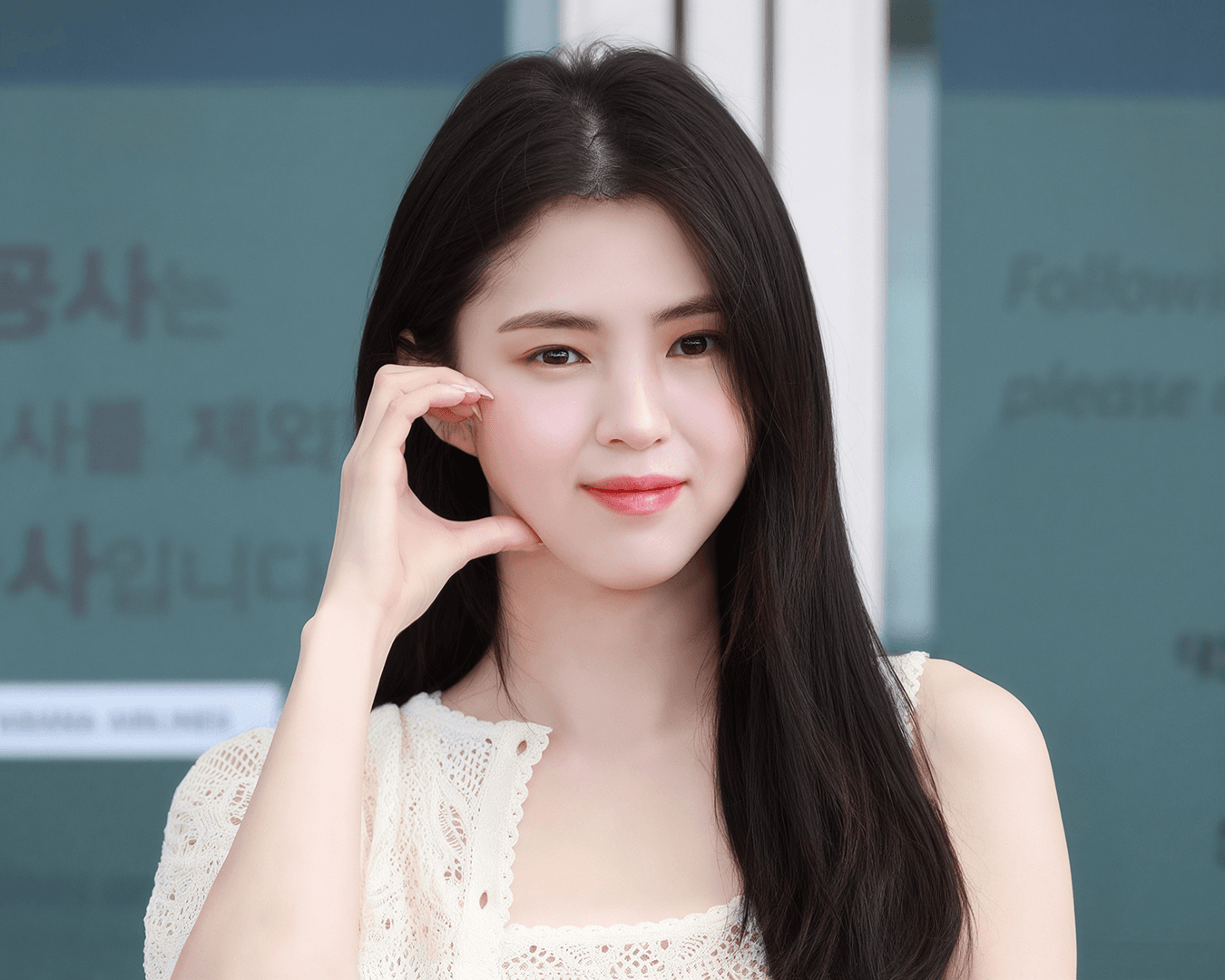 Han So-hee departing Incheon for the Dior Cruise 2026 show in May 2025