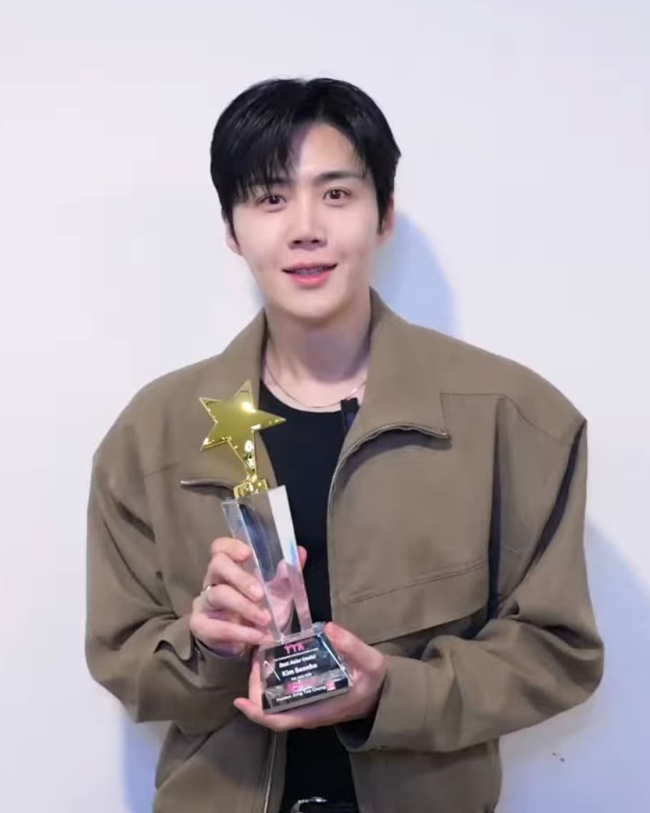 Kim Seon-ho with his Best Actor trophy at the Top 10 Awards in May 2026
